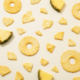 Frystorkad ananas upplagd på ljus bakgrund